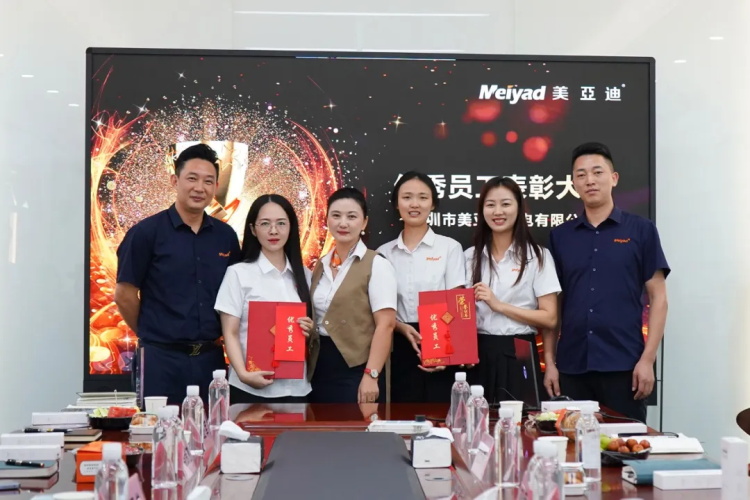 銷售部門優(yōu)秀員工與部門領(lǐng)導集體照
