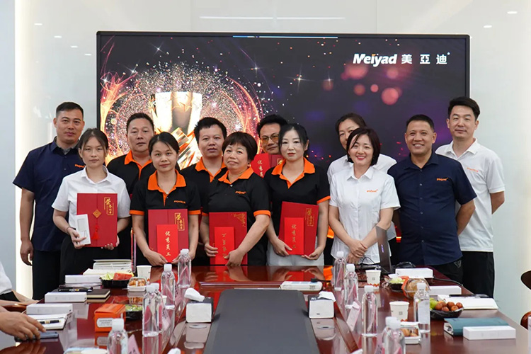 制造部門優(yōu)秀員工與部門領(lǐng)導集體照